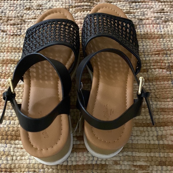 Universal Thread wedge sandal. Size 8.5 - Picture 3 of 6